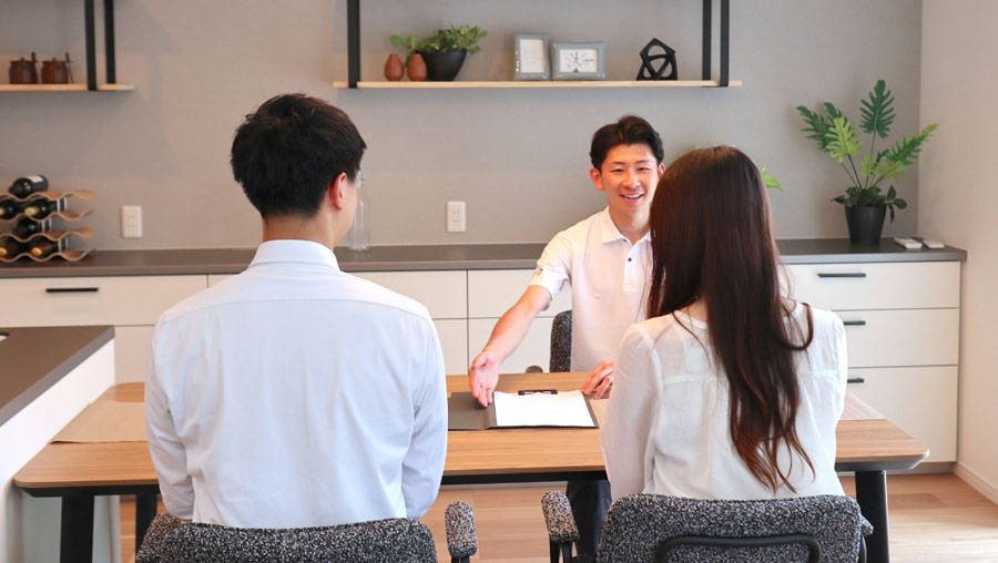 点検マイスターとお客様の会話風景